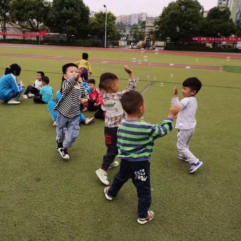 【出彩职幼】，黔西职校附属幼儿园，         ——疫样六一      童样精彩