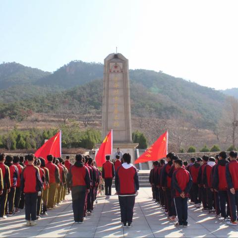 “缅怀革命先烈，弘扬爱国精神”——卢龙镇中学清明节祭扫烈士陵墓活动