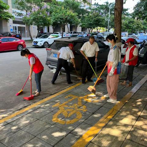 6月30日下午，市公务接待中心组织人员在责任卫生区及网格点，进行“巩卫”环境整治情况。