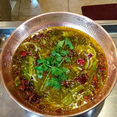 天然中草药泉水酸爽锅，选用名特中草药，天然矿泉水，精心调配而成。色泽金黄，酸爽微辣，开胃滋补。欢迎赵曼品尝