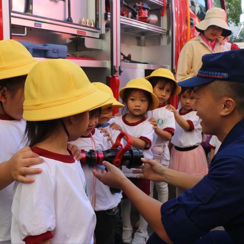 萌娃来袭！西南大学东方实验幼儿园小朋友走进东方支队消防站参与消防体验学习