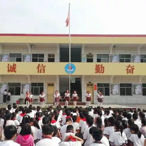 五区小学“新少先队员入队”和“庆六一文艺汇演”活动