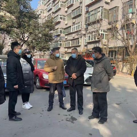 战疫情 显温情— —铁路玉函社区关注封控楼，走访慰问老党员