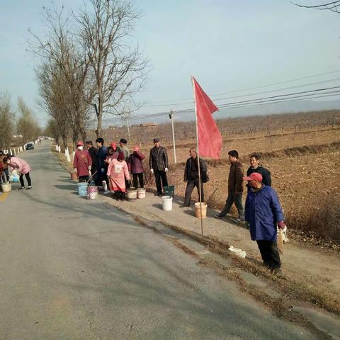 肖家堡村一组全体村民冬季苹果园，果树涂白