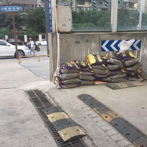 福邸铭门社区持续开展防汛排查工作