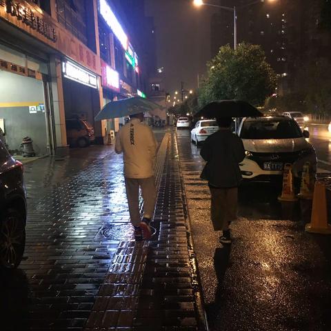 福邸铭门社区强降雨天气持续开展防汛排查工作