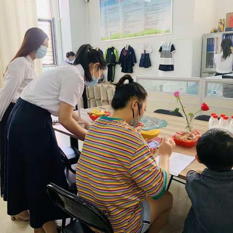 周六上午，学校举行了“家校面对面”暨秋季学位集中报名预定学位活动。