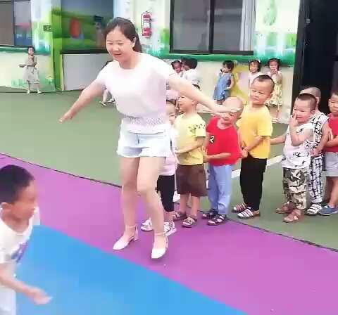 苗苗幼儿园小三班快乐的一周留影