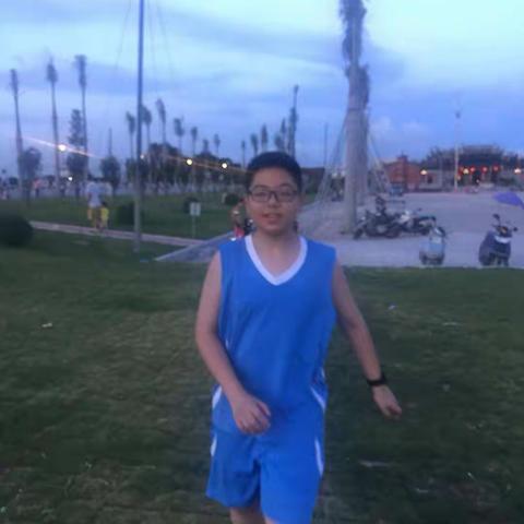 林邦彦夏日晚游乌尼天宫广场