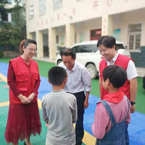 在新乡市文明办王惠主任的组织下，世蕊团队对拍石头小学进行爱心资助