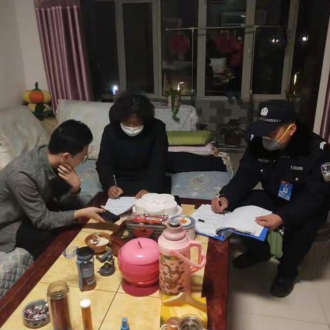 带伤奋战在疫情防控一线的“小巷总理”王凤杰