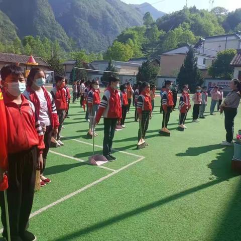 【创文明城市 建六美校园】康县长坝镇山根小学开展“小手拉大手 全域无垃圾”活动