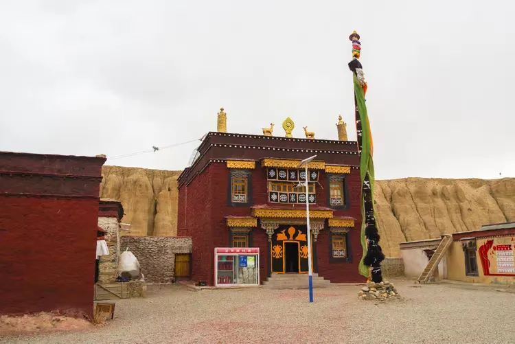 曲登尼玛寺 原名为多杰尼玛寺,"曲登尼玛"一词,源于藏语"多吉曲登尼玛