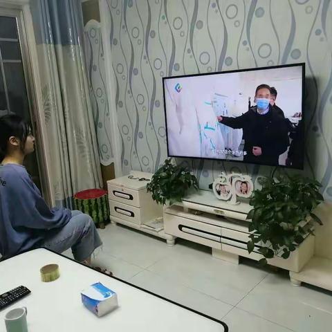 佛山中学组织师生观看《开学第一课》
