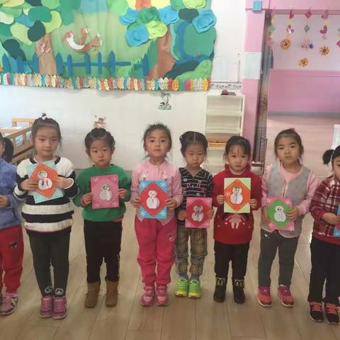 宝贝儿们画的好认真，做的新年贺卡真漂亮，老师为你们点赞👍👍