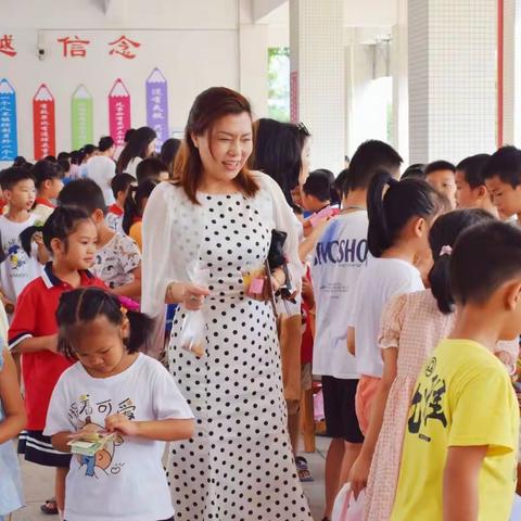 柳州市鹅山路小学教育集团西堤校区举办“振兴经济·厉行节约”商品交易会为祖国母亲献礼