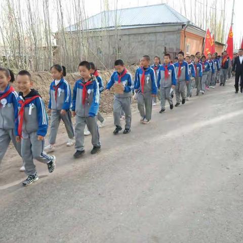 缅怀先烈  争做新时代的好少年