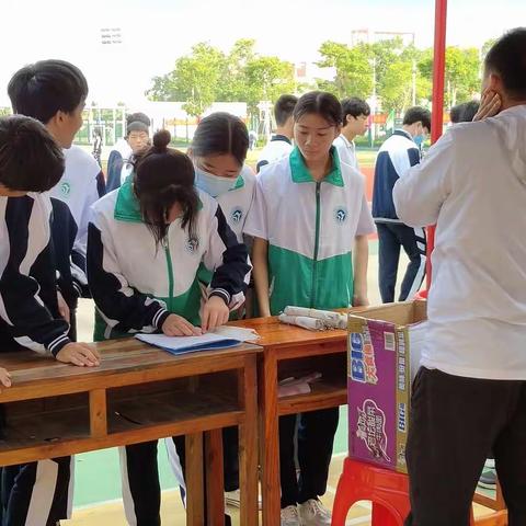 我校学生会圆满完成第九届田径运动会志愿者服务活动任务