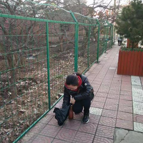 驰而不息捡烟头 为了临潼更美丽