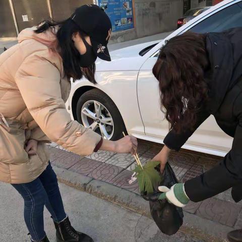 区人社局积极落实“烟头革命”，严格履行路长职责。