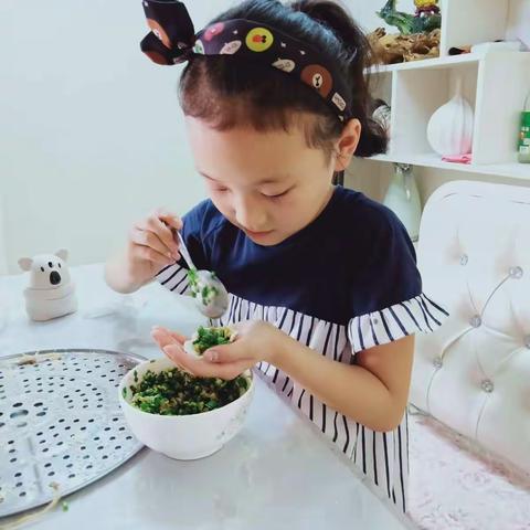 我是池阳小学四年级同学，我正在参加暑假的微实践活动，这是我正在帮妈妈捏饺子和叠衣服。我实践，我快乐！