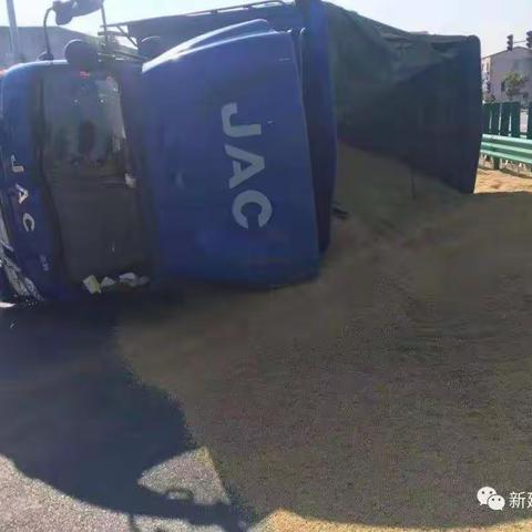 国道侧翻一货车，砂石洒满车道