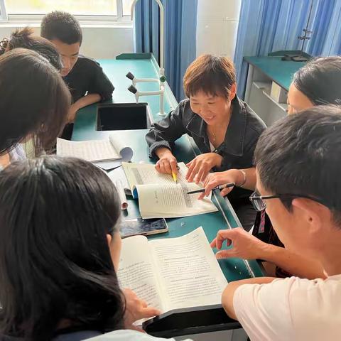 “学习新课标，把握新航向”—富官庄镇何家庄子小学“教干教师讲课标”研讨会