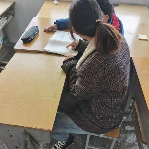 黄集实验小学"走千家"活动:开展教育教学辅导——团员青年教师深入精准帮扶报道四