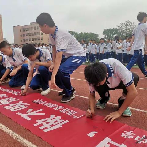 2305班举行拒绝吸食第一支烟签名活动