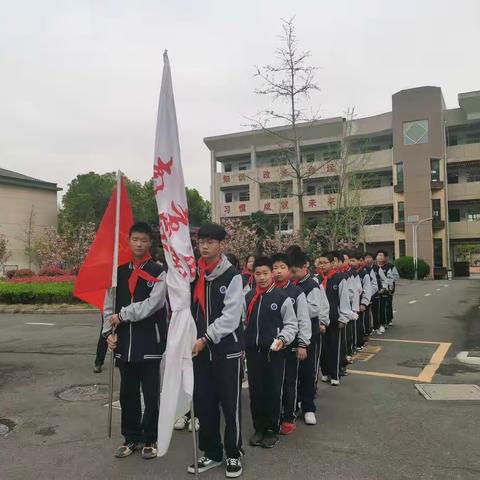 走近先烈铭历史     清明祭扫润童心 ----浦口二中组织学生祭扫求雨山烈士陵园