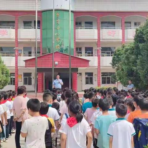 【封丘县曹岗乡中心小学】派出所民警到我校开展法制安全教育宣讲活动