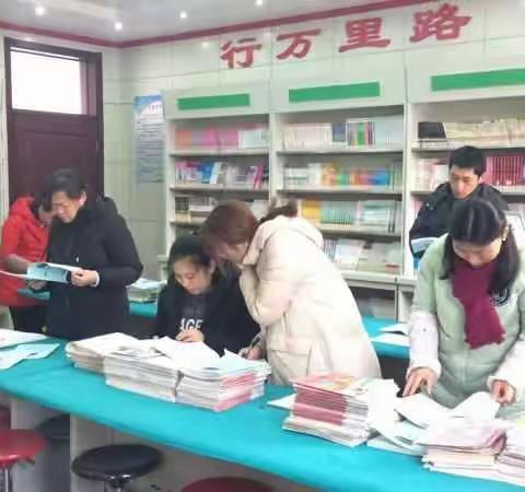 龙门小学品德与社会学科业务展评活动