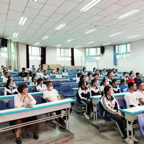 百舸争流尽展风采，借海扬帆再创佳绩——八年级表彰大会暨动员大会