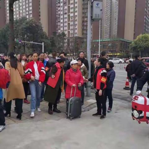 凤凰社区志愿者在行动，维护校园周边治安秩序