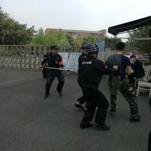 平安社区｜百日攻坚｜凤凰社区组织成都七中实验校开展反恐防爆应急演练