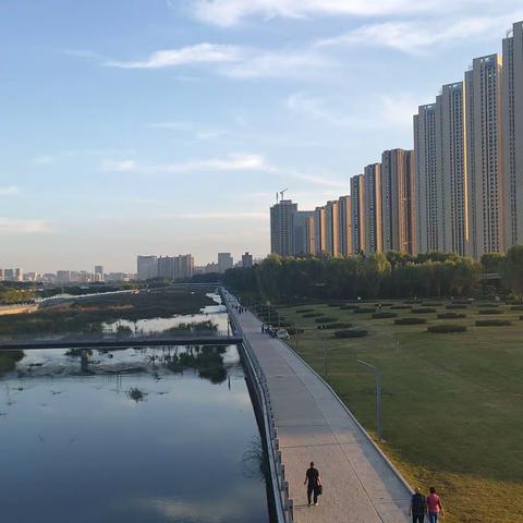 金色夕照里的汾河绿色长廊（一瞥）