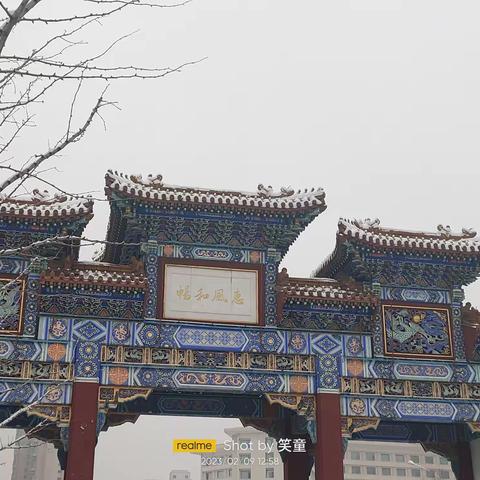 迎泽公园，如梦似幻的童话世界：银装素裹，琼枝玉叶，白金亭阁，碧湖冰鏡，真是朔冬将要告别时的杰作和奉献。
