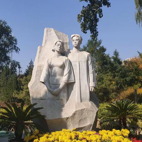 賞秋缤秀园，黄红斗芳艳。景色多燃情，美好在人间。