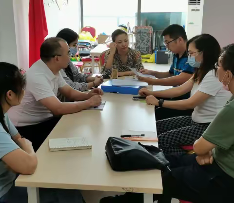 除草护绿，美化社区