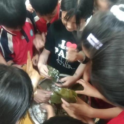 家长朋友们晚上好！ 又是一年一度的端午节，今天下午老师们为同学们准备了包粽子，也记载了屈原的传说。