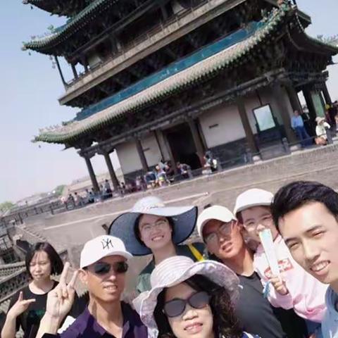 🌸🌸享受阳光，享受生活，欢度五一，家人同乐！