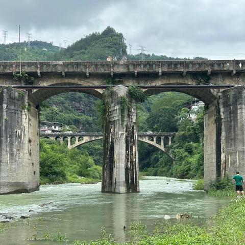 郁山，遇山水