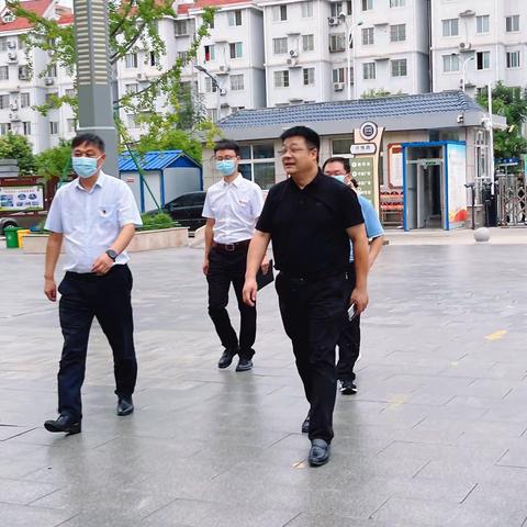 翟庄街道党工委书记李震到召陵区许慎中学开展教师节慰问活动