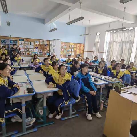 缘聚新纪元，相爱一家人——记八年级合唱活动《相亲相爱一家人》