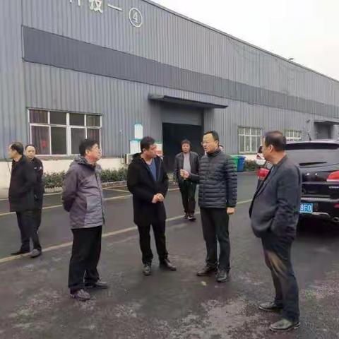 开发区党工委书记、管委会主任王洪章陪同县长李东健对铸造企业升级改造情况进行调研指导