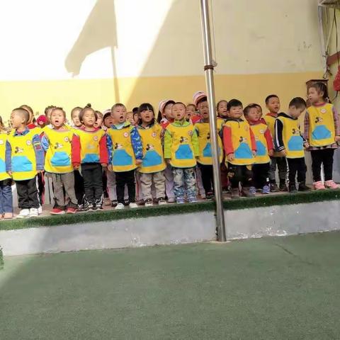 米脂县七色光幼儿园《争当防疫小先锋》绘画手工系列活动中中三班的宝宝作品棒棒哒！😘😘