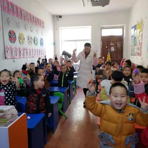 七色光中三班的小朋友：今天冬至 ，我们包饺子啦😊，不要冻👂噢😊