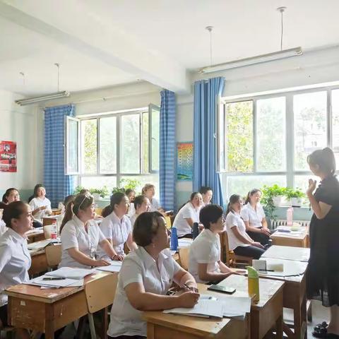 提升专业素养，助力快乐成长。新源县学前教师继续教育培训活动。