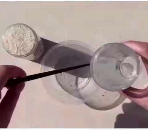 停课不停学（西一幼2月11日）科学小实验：《吊米瓶》