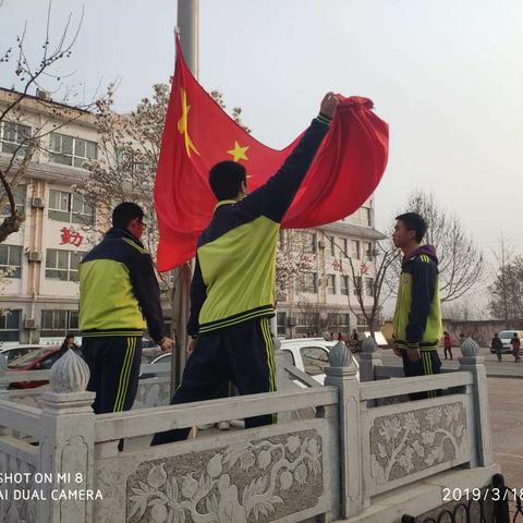 五星红旗冉冉升起——五里初中升旗仪式